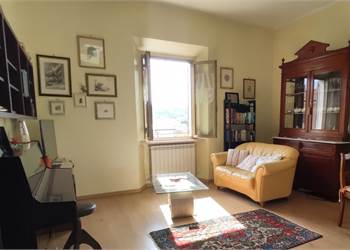 Appartamento al 2° Piano con 2 Camere e Doppi Servizi