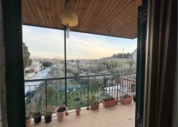 Luminoso Trilocale con Camino e Terrazzo – Zona Pontelungo/Pinocchio