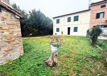 CASA COLONICA PLURIFAMILIARE CON TERRENO 