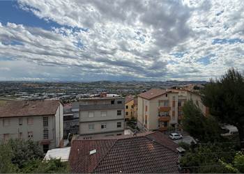 CAMERANO (AN) – APPARTAMENTO CON GARAGE, SOFFITTA E CORTE PRIVATA